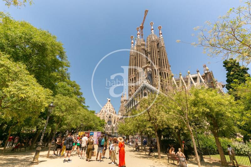 Foto 5bb65d01-ee56-4064-bd71-c7d613f59c6c. Casa adosada vivienda en venta, en la sagrada familia en Barcelona