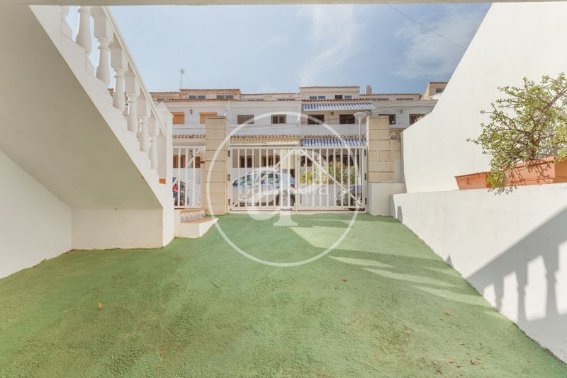 Foto 09c8f6a3-16b5-47b6-bd20-83424758cdd1. Casa aparellada amb calefacció aparcament a Mareny de Barraquetes Sueca