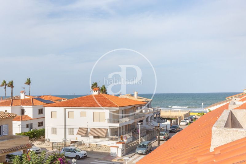 Foto 1c3947e0-e4bd-48b7-8cf0-2be464f45905. Casa aparellada amb calefacció aparcament a Mareny de Barraquetes Sueca