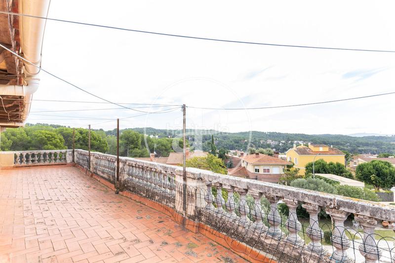 Foto 08b2549d-881c-475f-ba85-e3cec79b3e92. Casa amb calefacció aparcament piscina a Les Fonts Terrassa