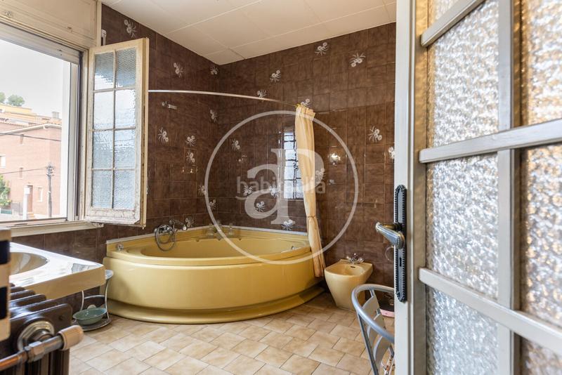 Foto 3158fb24-efa7-43f2-ab56-77866b87cecf. Casa amb calefacció aparcament piscina a Les Fonts Terrassa