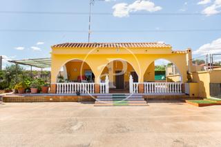Maison à Centro-El Castillo. Chalet independiente en venta en sagunto