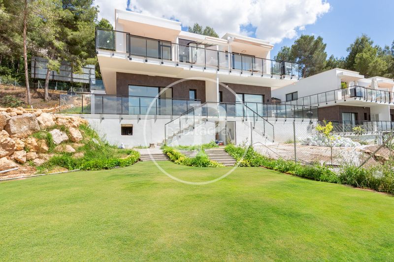 Foto 1d14af43-b302-4569-a1ec-fc6b14510737. Casa aparellada amb calefacció aparcament a El Bosque Chiva