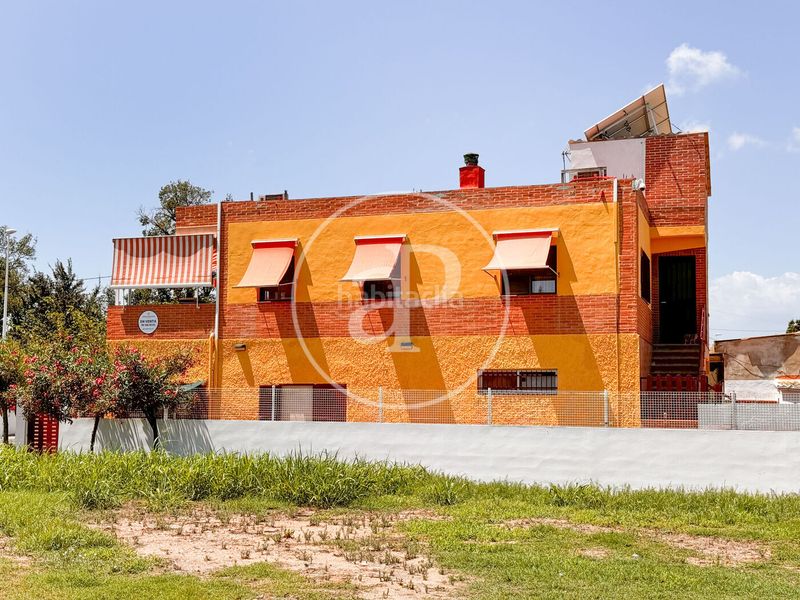 Foto 4a15ad40-54e4-49ba-8b67-c2fff990c5a4. Casa amb calefacció aparcament a Corinto-Almardà Sagunt