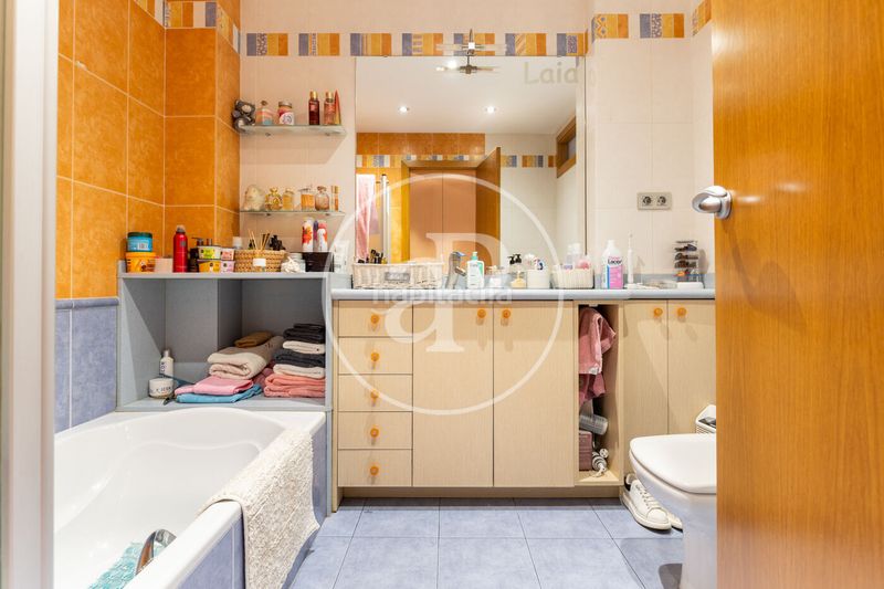 Foto 0df596f8-494b-4688-9101-a28be4de0341. Casa adossada amb calefacció aparcament a Centre Sabadell