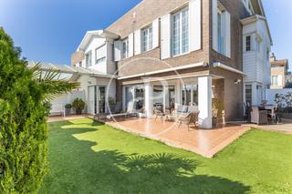 Casa adossada  Plaça de les autonomies. Casa esquinera con jardín y vistas, en venta en vallsuau
