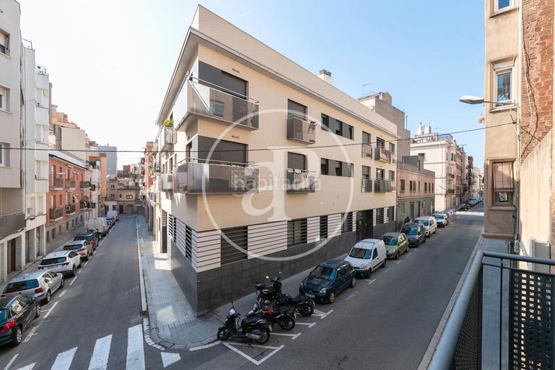 Foto 1ba2d330-69be-4db9-bc22-9a0a08e28c64. Casa adossada amb calefacció aparcament a El Camp de l´Arpa del Clot Barcelona