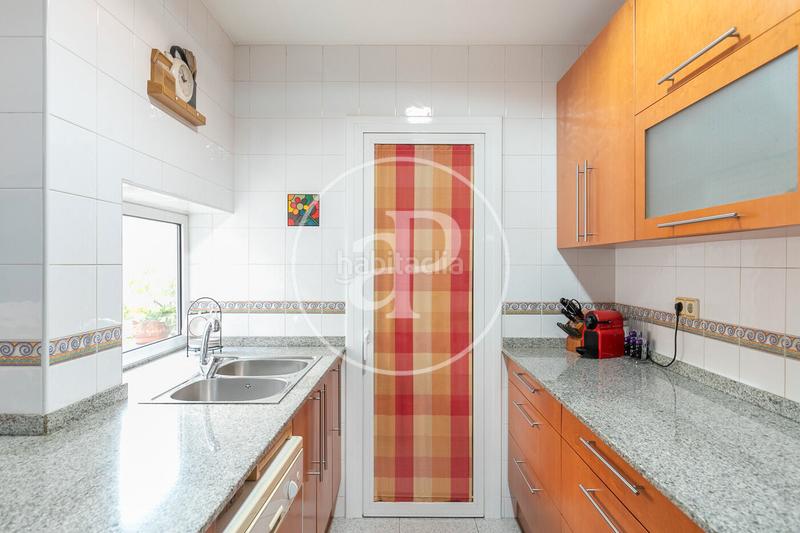 Foto 41c7134f-f4ea-4031-bac7-08a89a62a82b. Casa adossada amb calefacció aparcament a El Camp de l´Arpa del Clot Barcelona