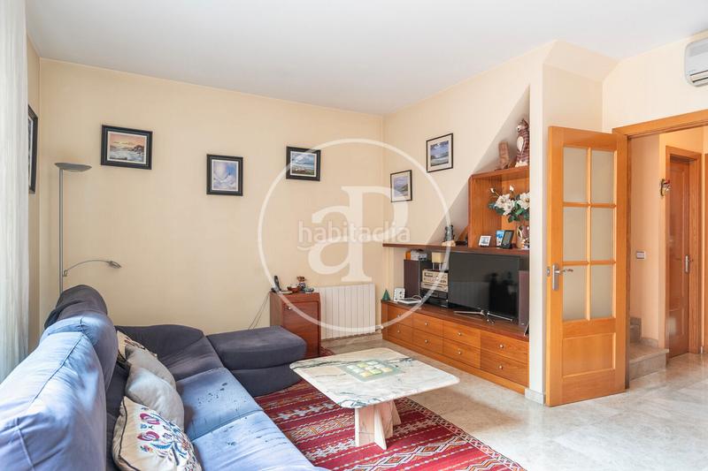 Foto 4b4c6433-eb6e-4b2f-819c-cab449c6056c. Casa adossada amb calefacció aparcament a El Camp de l´Arpa del Clot Barcelona