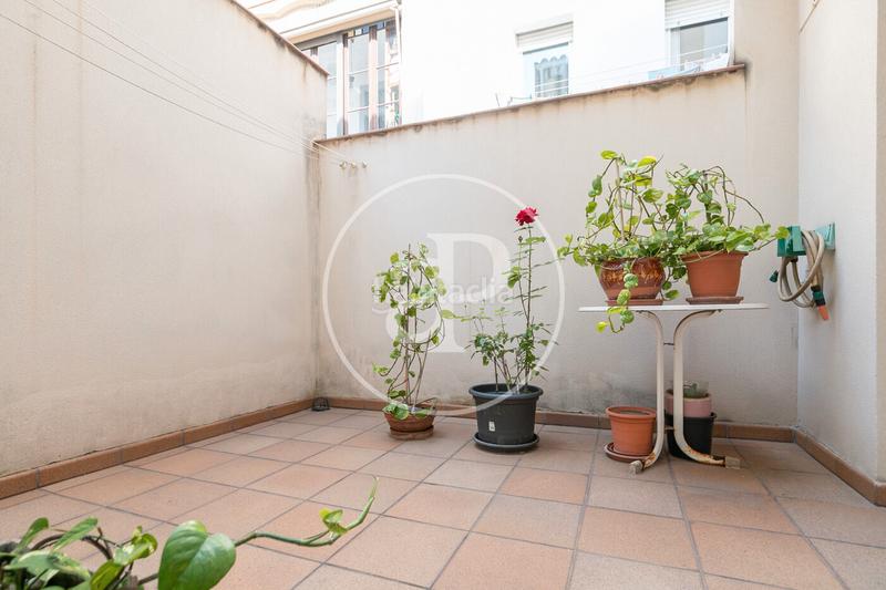 Foto 51a72c2f-ea6b-4ea6-b2e3-fd79e175a6c6. Casa adossada amb calefacció aparcament a El Camp de l´Arpa del Clot Barcelona