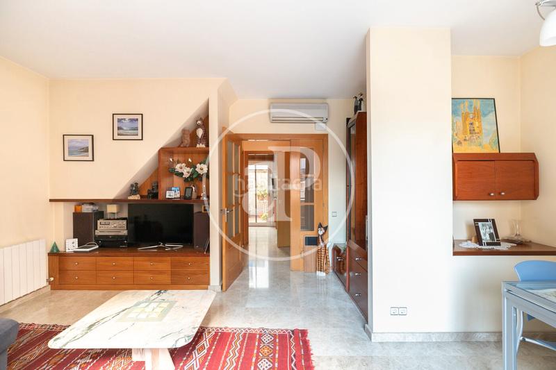 Foto 5b7c521a-a657-488c-8677-4eb89c4b1389. Casa adossada amb calefacció aparcament a El Camp de l´Arpa del Clot Barcelona