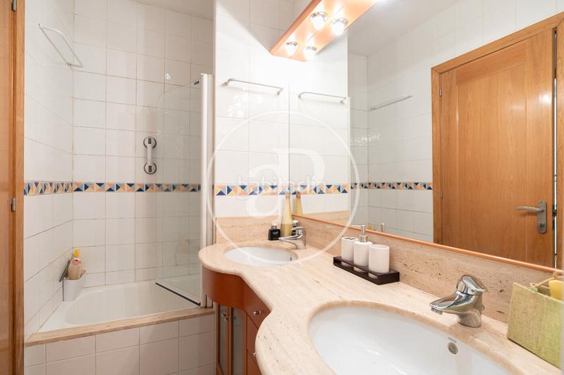 Foto a9061aab-8ee8-490e-8993-4216a64d08f2. Casa adossada amb calefacció aparcament a El Camp de l´Arpa del Clot Barcelona