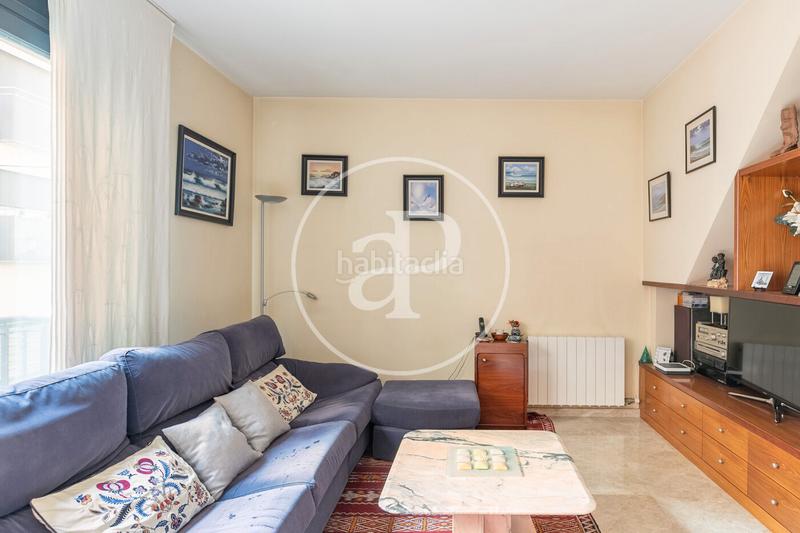 Foto a9f3156d-7497-468c-a38b-7104d2410ff5. Casa adossada amb calefacció aparcament a El Camp de l´Arpa del Clot Barcelona