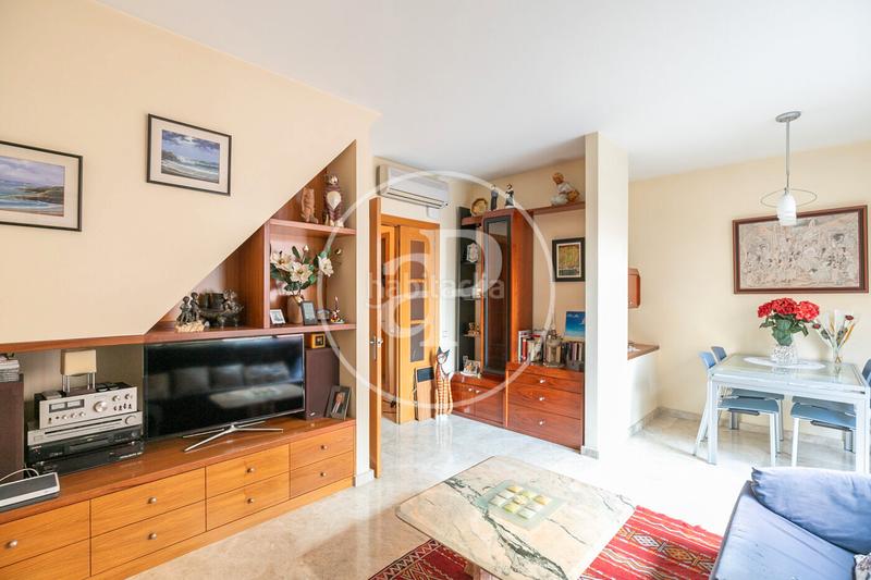 Foto b5bfade2-f501-4c9f-bcd3-30acf439ecbd. Casa adossada amb calefacció aparcament a El Camp de l´Arpa del Clot Barcelona