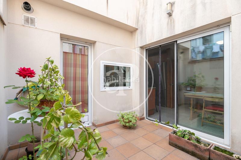 Foto c24100d8-16d3-4cda-b4c3-960e9c2215c3. Casa adossada amb calefacció aparcament a El Camp de l´Arpa del Clot Barcelona