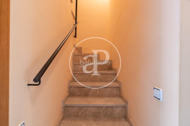 Foto d5dd05ce-a74d-4a67-badf-043872e4c9c6. Casa adossada amb calefacció aparcament a El Camp de l´Arpa del Clot Barcelona