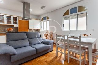 Location Appartement  C/ de bailèn. Piso en alquiler frente a la estación del norte