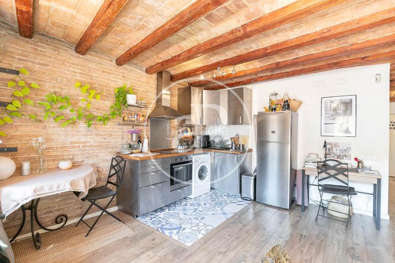 Foto 60d0d1f9-8471-4bb8-bb5e-4cf8ed6654f8. Ático  en venta junto al mercado de sant antoni en Barcelona