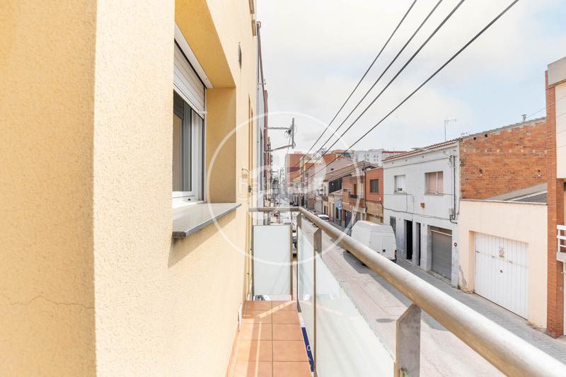 Foto 271face3-d24a-4c46-b7cf-c99dcb3e36f4. Maison jumelée avec chauffage parking dans Eixample Sabadell