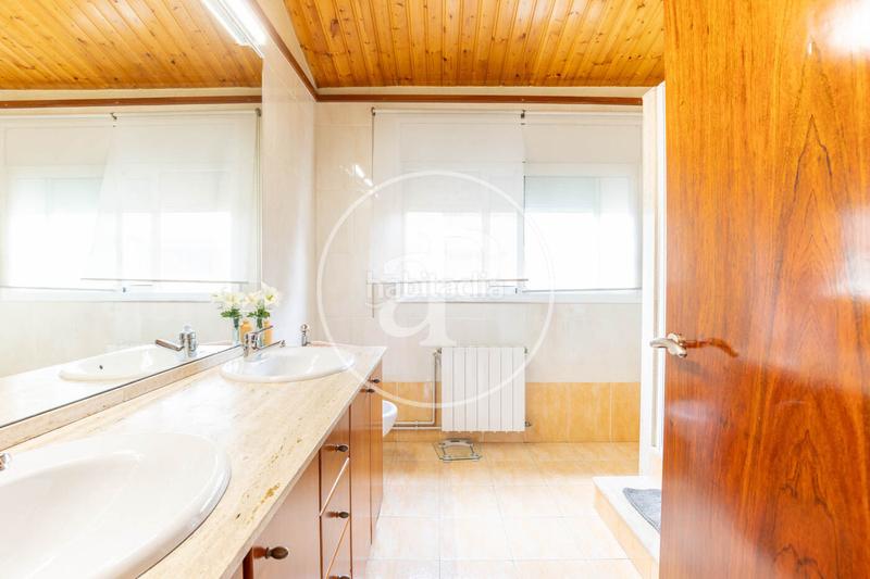 Foto 8e00e87a-887a-490c-bd71-b3f32939fe6f. Maison jumelée avec chauffage parking dans Eixample Sabadell