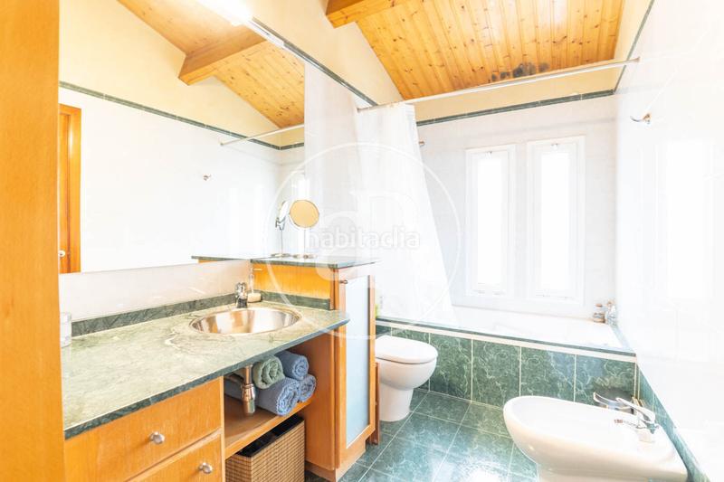 Foto 9c40b5fa-141e-40f9-8870-09db88d0e006. Maison jumelée avec chauffage parking dans Eixample Sabadell