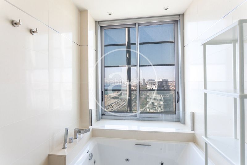 Foto 1dbfe308-c315-43e1-9142-f7768f8d3a97. Rent penthouse with heating parking pool in Diagonal Mar i el Front Marítim del Poblenou Barcelona