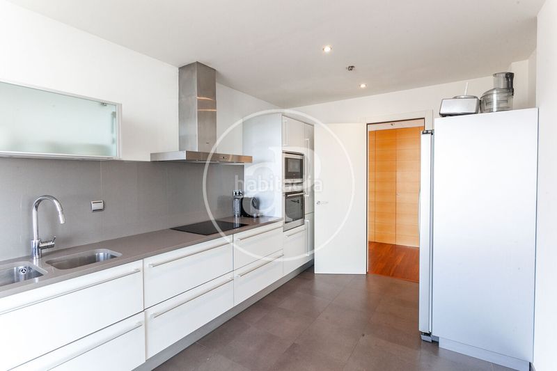 Foto d64b9083-cdb3-49c3-abeb-faed37c1728f. Rent penthouse with heating parking pool in Diagonal Mar i el Front Marítim del Poblenou Barcelona