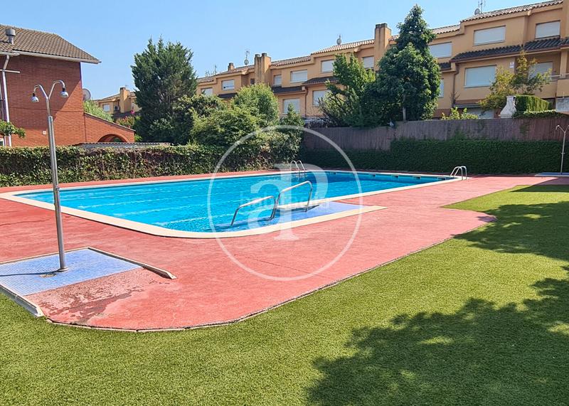 Foto ea699f04-2a94-4f19-bf71-9de5f826f258. Casa a schiera con riscaldamento parcheggio piscina in Cerdanyola del Vallès