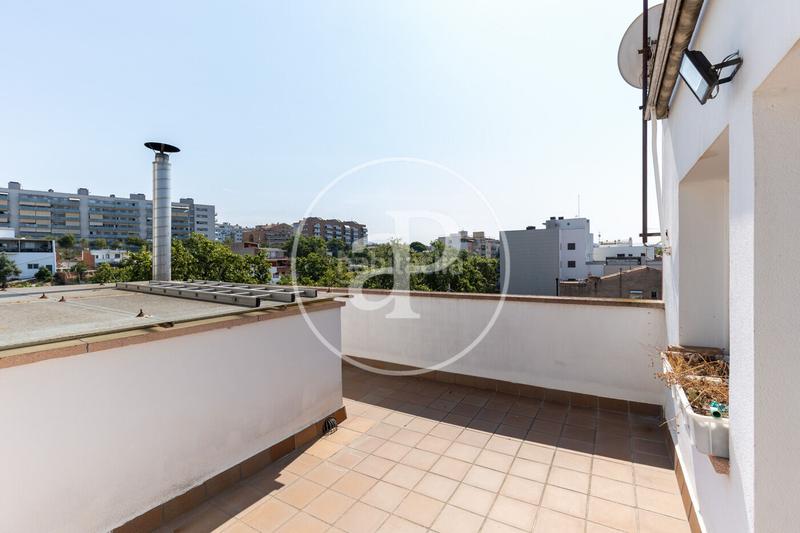 Foto d4dfae62-8cde-44eb-9310-e0c90e0d446f. Casa adosada casa unifamiliar en venta en Centre-Cordelles Cerdanyola del Vallès