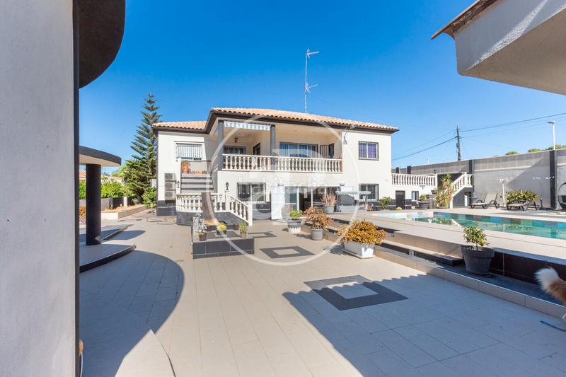 Foto 032ebb20-551c-4fe8-9285-2db6fceec1fc. Casa chalet independiente en venta en monserrat en Corbins