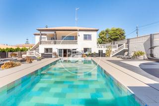 Casa en Corbins. Chalet independiente en venta en monserrat