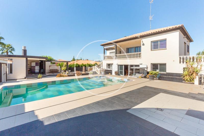Foto 2a97ba7e-1cd7-414a-ad46-60d57dce1395. Casa chalet independiente en venta en monserrat en Corbins