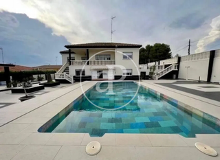 Casa en Corbins. Chalet independiente en venta en monserrat