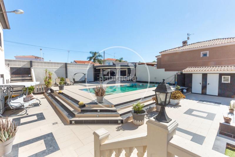 Foto 7acc3538-6001-41ee-bb7a-8eb52dd2a3eb. Casa chalet independiente en venta en monserrat en Corbins