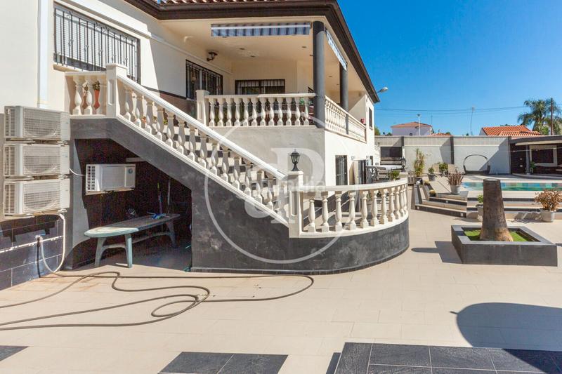 Foto 9311c801-b2de-4dc2-b30c-19e05f1b71d3. Casa chalet independiente en venta en monserrat en Corbins