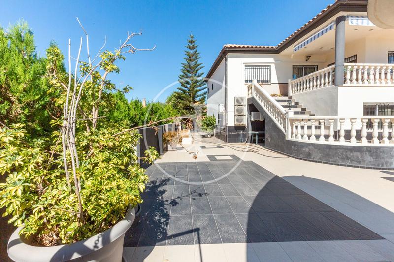 Foto 97946418-429d-4f45-878f-b38593bf5a0e. Casa chalet independiente en venta en monserrat en Corbins