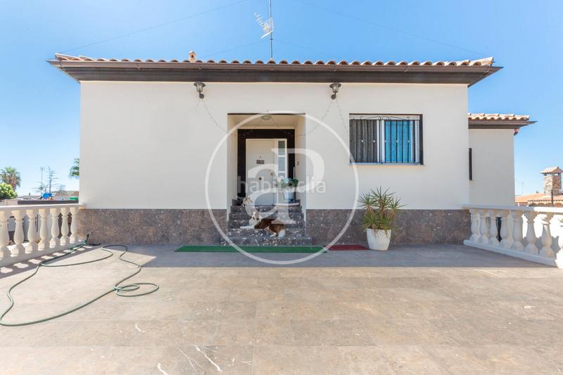 Foto e53b1f94-8cb6-4a63-899f-d1a530081714. Casa chalet independiente en venta en monserrat en Corbins