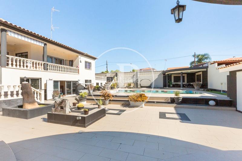 Foto e75ce982-77ba-43d0-a9b6-e08911f972d4. Casa chalet independiente en venta en monserrat en Corbins