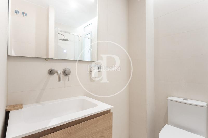 Foto 6790e97f-3385-4110-8310-1f4fd561e70e. Alquiler piso  en alquiler de tres habitaciones dobles en calle valencia eixample esquerra en Barcelona