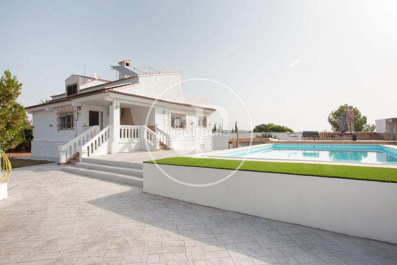 Foto c8c6a9d2-801a-47d7-8dd2-348b3db162fb. Casa chalet urbano en venta en Cheste