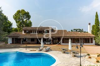 Casa en Bellaterra. Casa independiente con piscina en venta en bellaterra