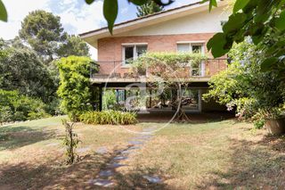 Casa a Bellaterra. Encantadora casa con jardín y vistas al bosque en bellaterra