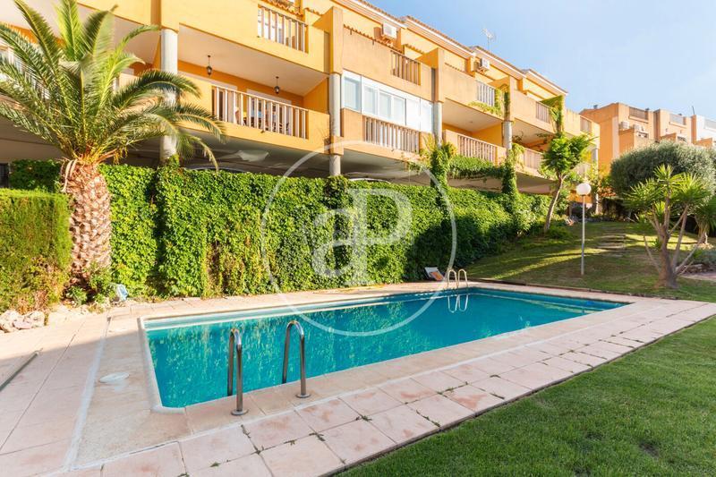Foto 0b2bec43-879a-4b79-8e29-9d68a9cbc5ad. Reihenhaus mit heizung pool in El Bosque Chiva