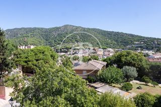 Semi detached house  Carrer pau picasso. Casa en venta en teià