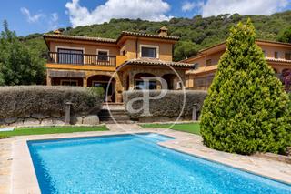 Maison  Carrer margarida abril gonzal. Casa en venta en argentona