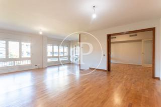 Rent Penthouse  Alt de gironella. Ático en alquiler en turó park