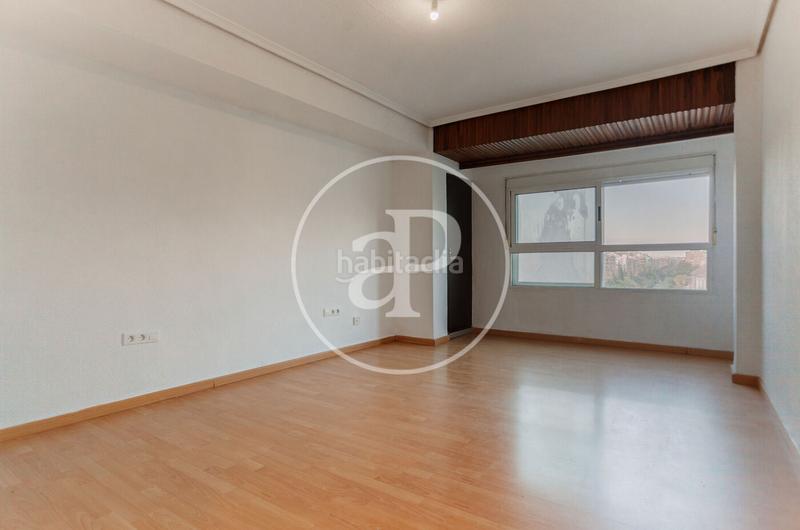 Foto d77cfbbe-c097-472b-893b-ee22d765585d. Piso  en venta en ausiàs march en Malilla Valencia