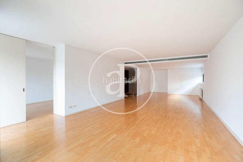 Foto 156beaaf-e748-4550-8f8c-337f899f6f05. Rent flat with heating parking in Tres Torres Barcelona