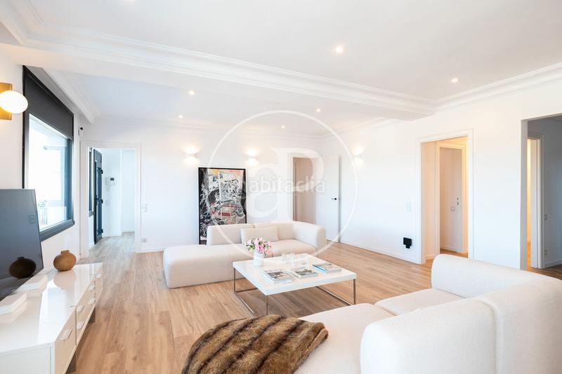 Foto 3c0bba29-a1ff-4a27-8cde-3d988b199ef8. Casa con riscaldamento parcheggio piscina in La Miranda Esplugues de Llobregat