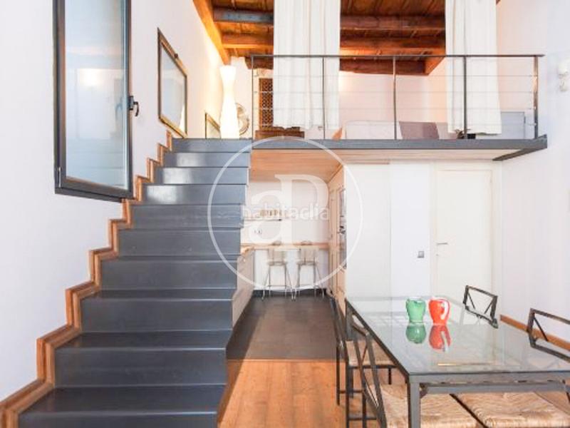 Foto 4295bcb0-1ac6-4abb-bbad-dc9db66355b1. Alquiler piso dúplex de alquiler en pleno gótico en Barcelona